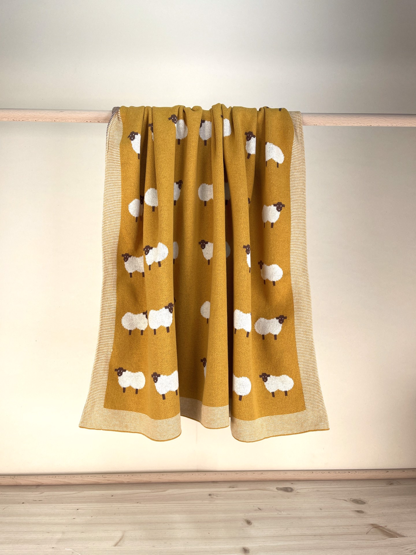 Strickdecke Schaf gelb
